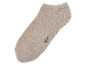 Une chaussette beige sur fond noir.