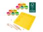 Pots de pâte à modeler colorés, tapis de jeu jaune à motifs et outils en bois.