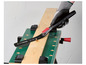 Une main utilisant une scie Parkside pour couper une planche de bois.