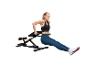 Femme faisant des dips triceps sur un banc de fitness noir.