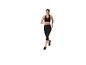 Femme courant en vêtements de sport noirs.