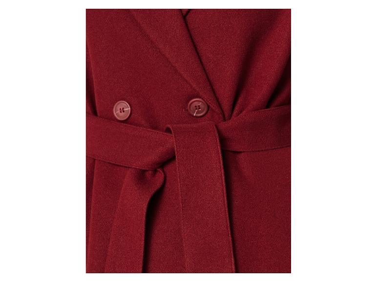 Manteau rouge croisé avec ceinture.