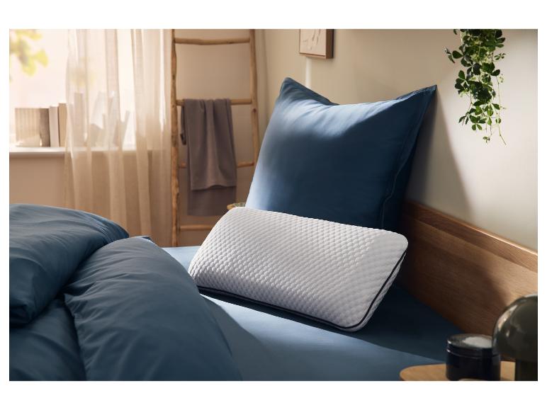 Oreiller premium LIVARNO home sur un lit avec du linge de lit bleu