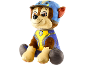 Peluche d'un chien marron et beige portant un uniforme bleu et jaune avec un badge