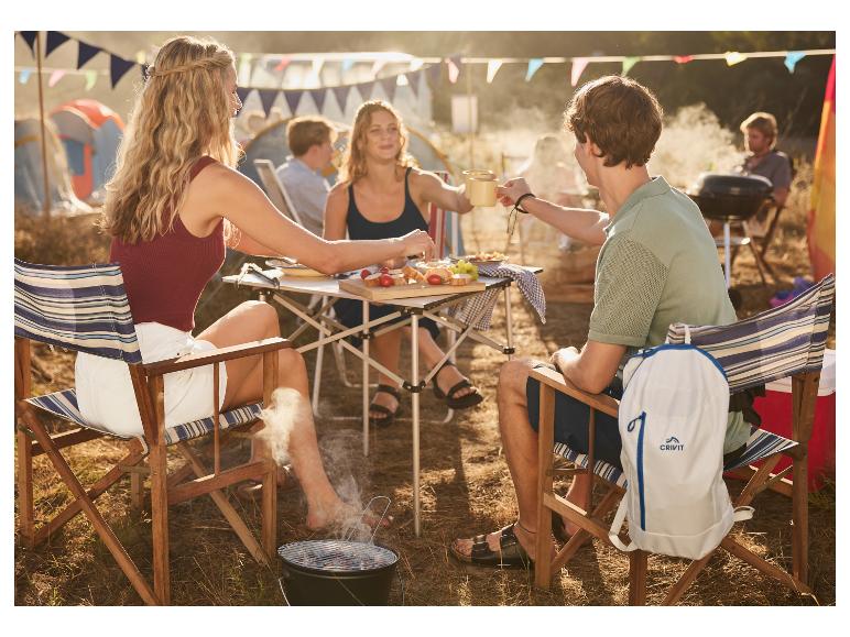 Camping : repas convivial, chaises pliantes, barbecue et sac à dos Crivit.