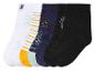 Des chaussettes noires, bleues, blanches et jaunes avec des motifs
