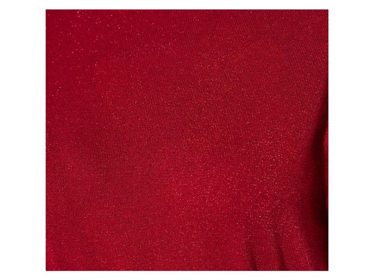 Gros plan sur un pull rouge pailleté.