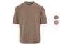 Un t-shirt marron à manches courtes.