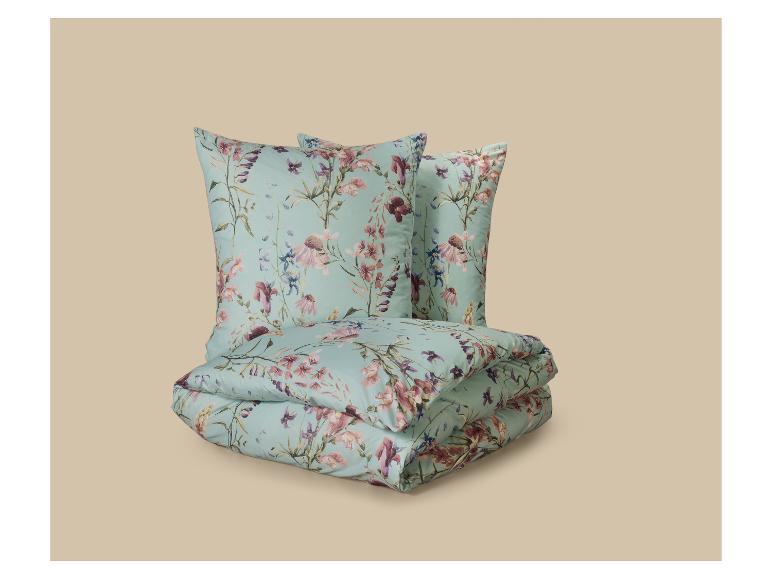 Parure de lit à motif floral en bleu clair, rose et violet.