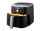 Friteuse à air noire avec affichage numérique indiquant 200 degrés Celsius, remplie de frites.