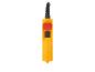 Bouton de commande jaune avec bouton rouge pour équipement industriel.