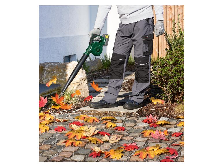 Souffleur universel sans fil PARKSIDE 20 V utilisé pour souffler des feuilles d'automne.