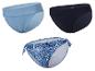 Trois maillots de bain : uni bleu clair, uni bleu marine et imprimé paisley bleu.