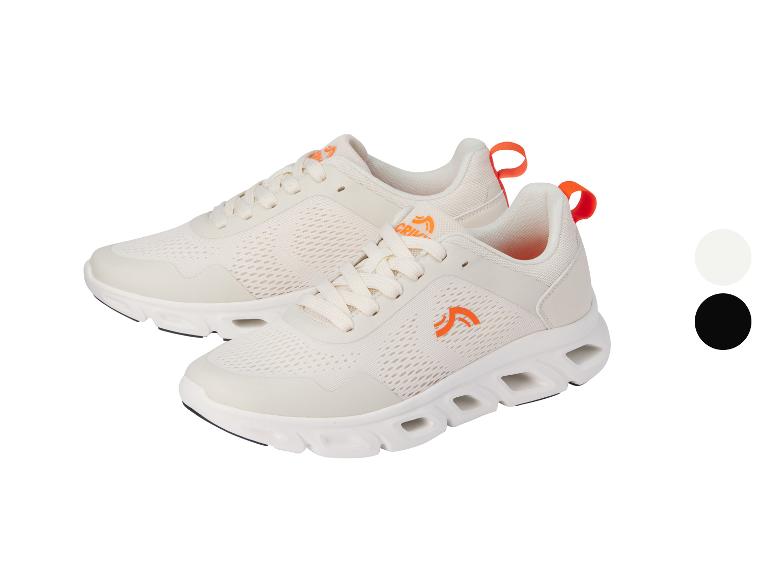 Sneakers beiges avec des détails orange.