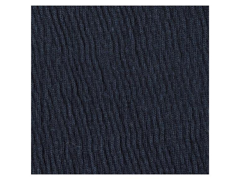 Un tissu bleu foncé texturé.