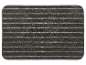 Tapis de bain gris foncé à rayures claires.