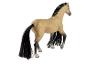 Un cheval en plastique avec une longue crinière et une queue noires.