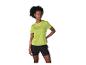 Femme en t-shirt de sport vert lime et short noir.
