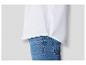 Chemise blanche avec un jean bleu.