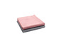 Deux chiffons en microfibre, un rose et un gris.