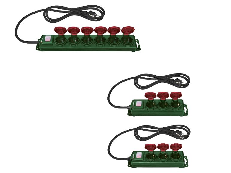 Trois multiprises extérieures vertes avec des capuchons de protection rouges et des câbles noirs.