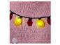 Pull rose en maille avec des lumières jaunes et des boules de Noël rouges.