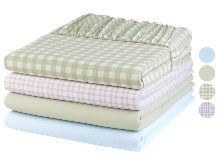 Une pile de draps à carreaux verts et mauves.