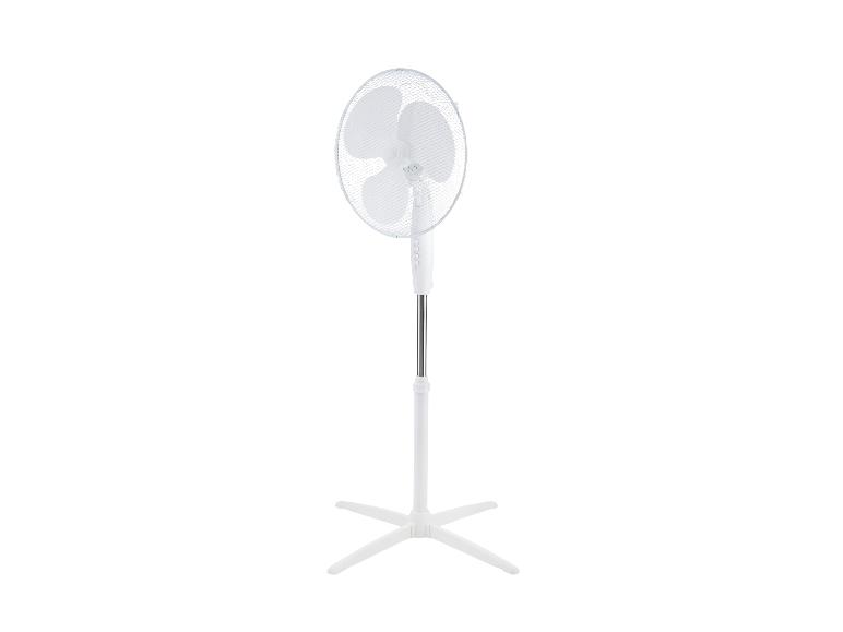 Ventilateur sur pied blanc avec tête ronde et base en croix.