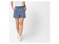 Shorts en jean et baskets blanches.