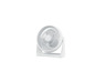 Un ventilateur de table blanc sur fond blanc.