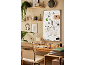 Bureau en bois chaleureux avec chaise de bureau, tableau blanc et étagères murales.