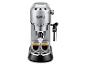 Machine expresso DeLonghi Dedica Style avec deux tasses de café.