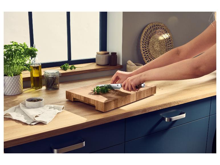 Billot de cuisine en bois premium SILVERCREST® utilisé dans une cuisine.