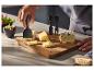 Set de plateau à fromage SILVERCREST® avec trois couteaux et différents fromages.