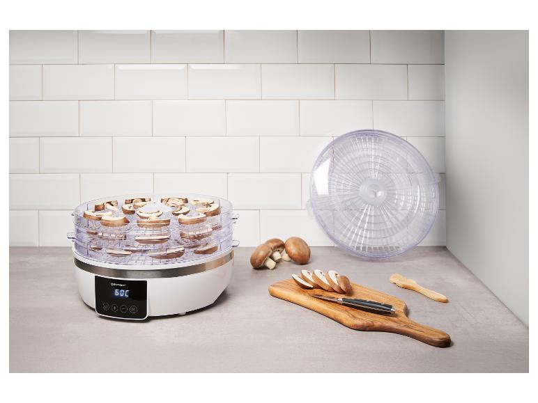 Déshydrateur alimentaire Silvercrest avec des tranches de champignons dans une cuisine moderne.