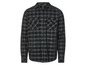 Une chemise en flanelle noire à carreaux.