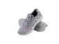 Chaussures de sport grises avec semelle blanche et lacets