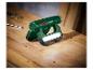 Lampe de travail verte sur un établi en bois avec tournevis et vis
