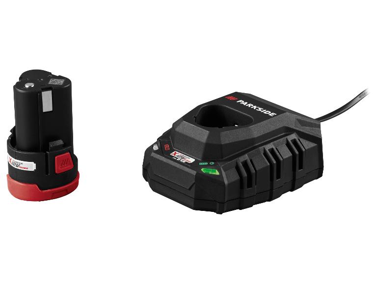 Chargeur de batterie noir et batterie noire avec des accents rouges.