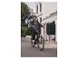 Un homme roule à vélo électrique noir de la marque Cívvit.