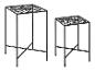 Deux tables de plantes en métal noir avec un design élégant.