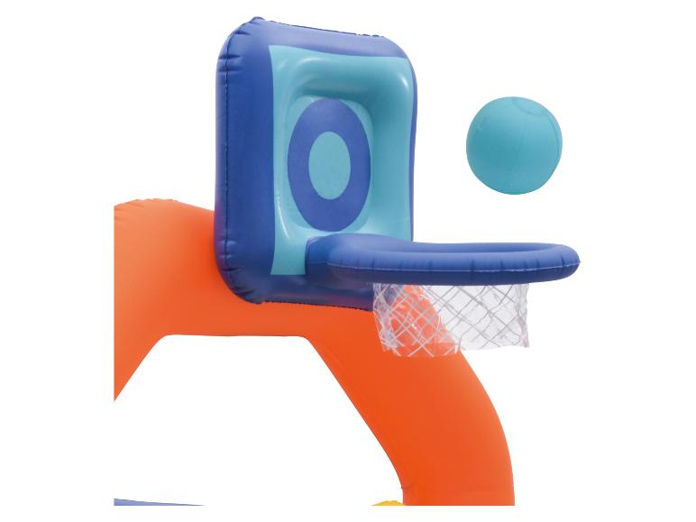 Panier de basket gonflable avec un ballon bleu, idéal pour les jeux d'eau.