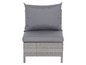 Fauteuil de jardin en osier avec des coussins gris.