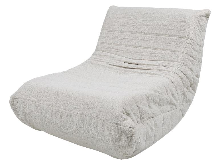 Chaise longue beige avec texture textile et plis