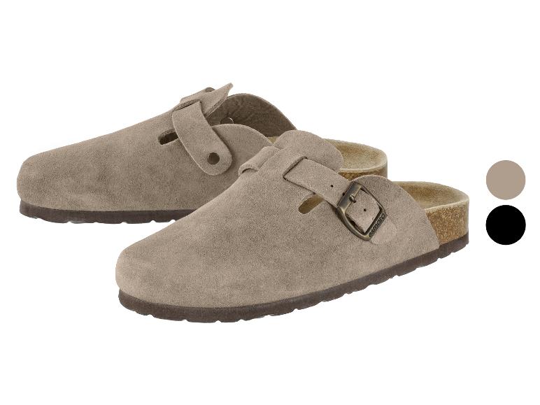 Deux sabots en daim beige avec boucles, l'un devant l'autre.