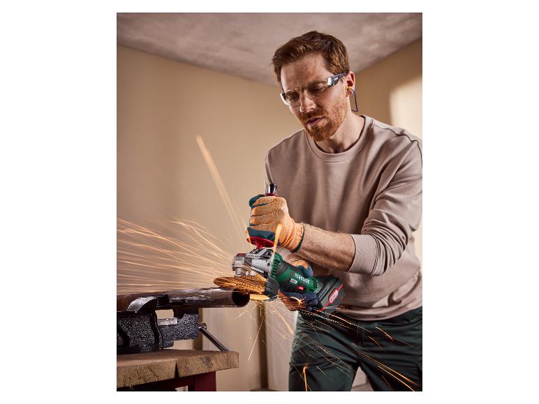 Homme avec lunettes de sécurité et bouchons d'oreille utilisant une meuleuse d'angle Parkside.
