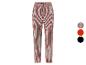 Un pantalon à carreaux rouges, noirs et roses.
