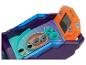 Un jeu électronique orange avec un tableau de score et une piste bleue pour les billes.