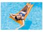 Une femme se prélasse sur une bouée orange dans une piscine.