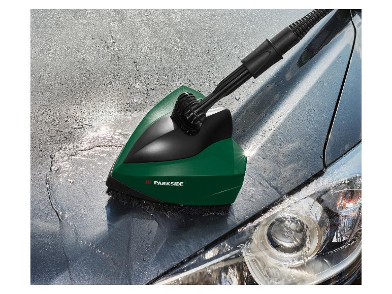 Brosse de lavage de voiture Parkside nettoyant le capot d'une voiture